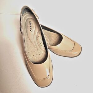 NEW ARRAY Cascade Beige Slip On Flats 9.5 N Women's Rounded Toe 2-Tone Shoes